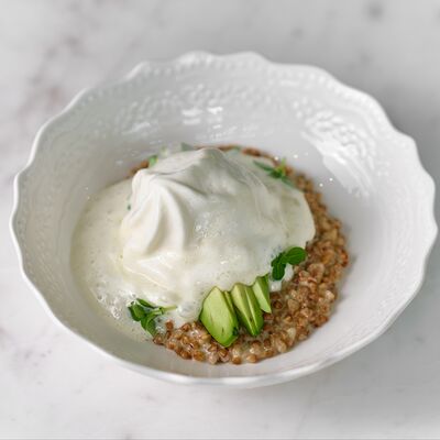 Гречотто с авокадо, яйцом пашот и муссом из пармезана в Кафе Элмэт по цене 490 ₽