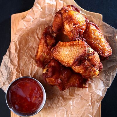Крылья куриные с соусом на выбор в Gellert Bar по цене 520 ₽