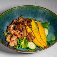 Тёплый салат с курицей, шпинатом, манго и шиитаке в Fermа