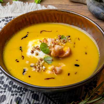 Крем-суп из тыквы на миндальном молоке со страчателлой и креветками в Белок по цене 680 ₽