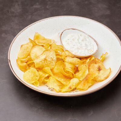 Домашние картофельные чипсы с соусом Чиззер в The James Shark Pub по цене 270 ₽