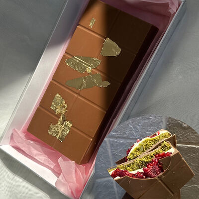 Дубайский шоколад с малиной и сусальным золотом в Allowberry по цене 3500 ₽