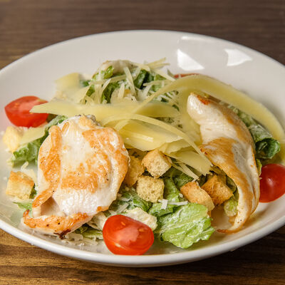 Салат Цезарь с курицей в Tutta La Vita по цене 1000 ₽