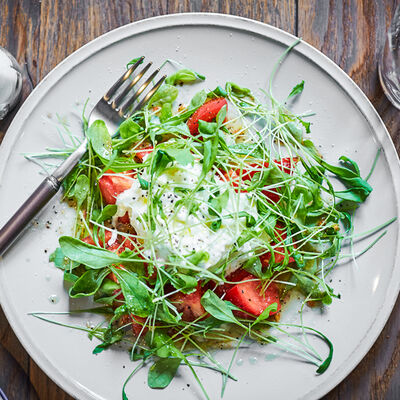 Салат с руколой, томатами и страчателлой в Сыроварня по цене 750