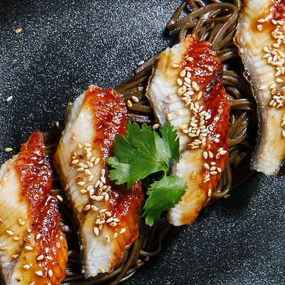 Соба с угрем и кинзой в соусе вок в Сушки на макушке по цене 560