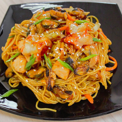 Яичная лапша с морепродуктами в устричном соусе в Maiko Sushi Bar по цене 389 ₽