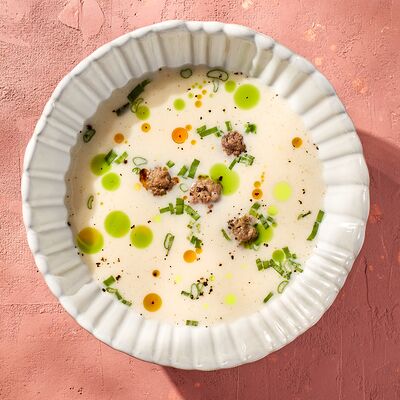 Белый бульон с фрикадельками из оленя, острым маслом и зеленым луком в KITCHEN по цене 390 ₽