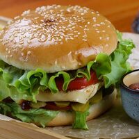 Бургер с куриной котлетой, картошкой фри и соусомв Dark kitchen burger