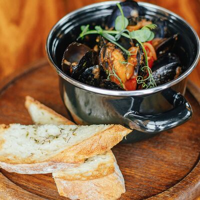 Мидии с печёной чиабаттой в Макадамия по цене 930 ₽