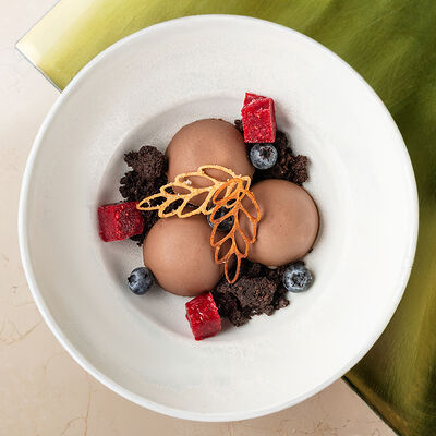 Шоколадный мусс с крамблом и сезонными ягодами в Муссоны по цене 750 ₽