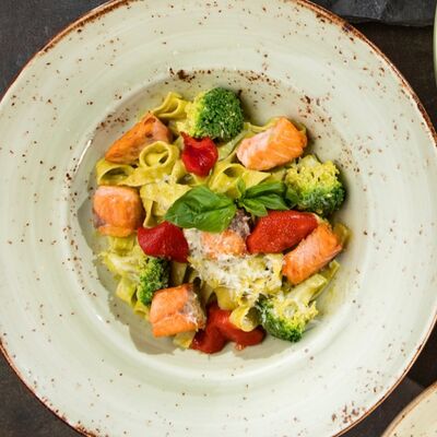 Фетучини с лососем и печеным перцем в Мясоlove по цене 990 ₽