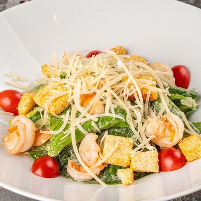 Салат Цезарь с креветками в Дворец свадеб по цене 820 ₽