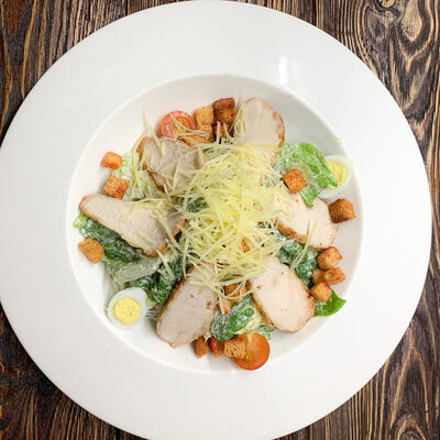 Цезарь с цыпленком в La-La Land по цене 580 ₽