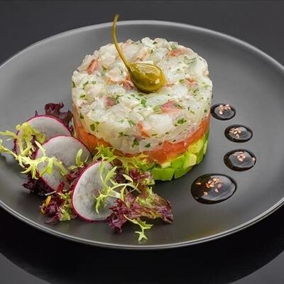 Тартар из сибаса, авокадо и сальсой из помидоров в Bluefin по цене 1960 ₽