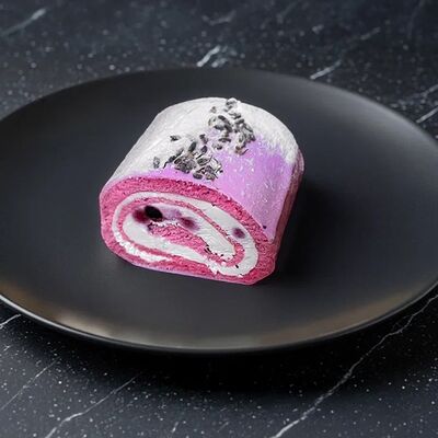 Лавандовый рулет с чёрной смородинойв Сашими по цене 300