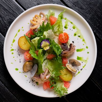 Салат с осьминожками и вонголе в Крафтер по цене 800 ₽