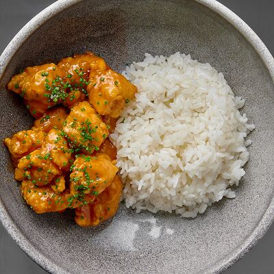 Курица яннем в кисло-сладком соусе на подушке из отварного риса в 96 азиаток по цене 700 ₽