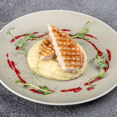 Куриная грудка с пюре и брусничным соусом в Pizza Lavka по цене 549 ₽