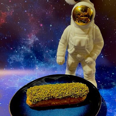 Эклер Дубайский в Кот и Космонавт по цене 240 ₽