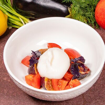 Салат из фермерской бурраты с узбекскими томатами и клубникой в Чичилаки по цене 1150 ₽