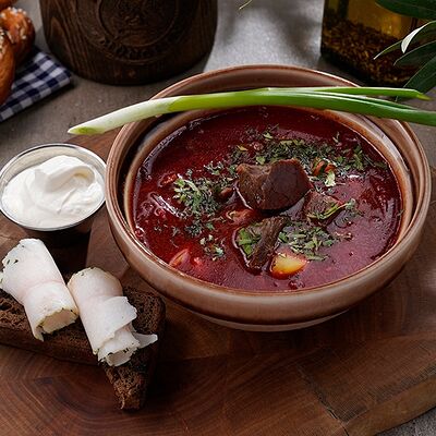 Русский борщ с говядиной и холодным салом в Paulaner по цене 690 ₽