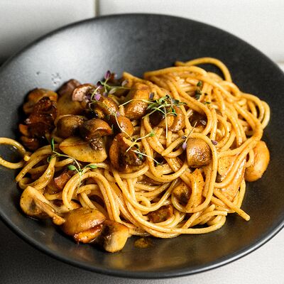 Спагетти с шампиньонами в кокосовых сливках в Rob roy bar по цене 380 ₽