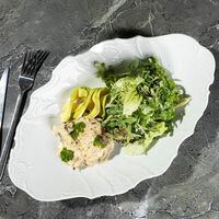 Тёплый салат с печенью кролика, белыми грибами и кленовым соусом в Фореста Фестиваль Парк