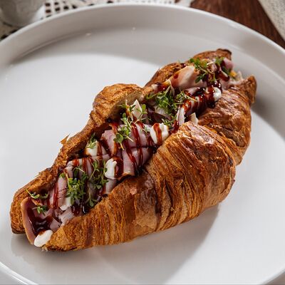 Круассан с окороком и сыром в Вера Фёдоровна по цене 590 ₽