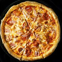 Пицца с курицей и колбасой в Temple pizza
