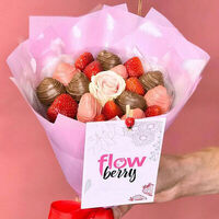 Букет из клубники Легкие перья в FlowBerry