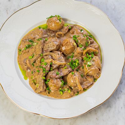 Бефстроганов с печёным картофелем в Дворцовая по цене 890 ₽