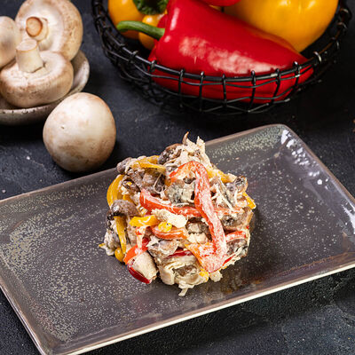 Салат с курицей и грибами в Лавашура по цене 675 ₽