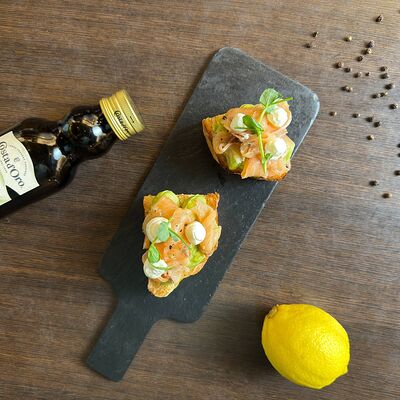 Брускетта с лососем и гуакамоле в PizzAmore по цене 810 ₽