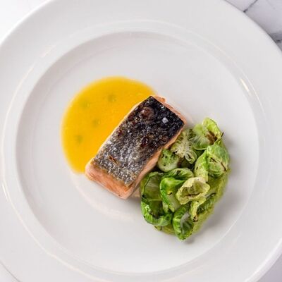 Стейк из лосося, Брюссельская капуста в Londri по цене 2250 ₽