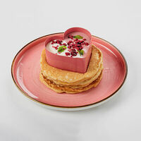 Панкейк с вишнёво-сливочным соусом в Coffee BOOM