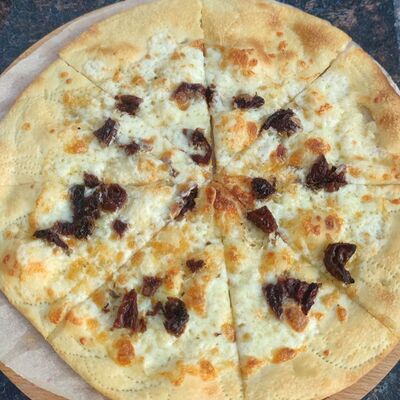 Фокачча с вялеными томатами и сыром моцарелла в Маск по цене 400 ₽