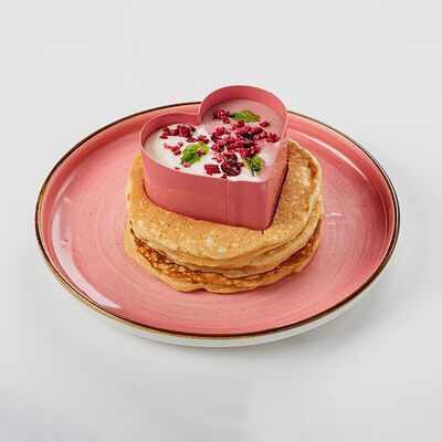 Панкейк с вишнёво-сливочным соусом в Coffee BOOM по цене 2000 ₸