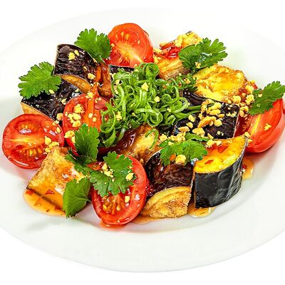 Азиатский салат с жареными баклажанами, помидорами и арахисом в Дамплинг Репаблик по цене 440 ₽