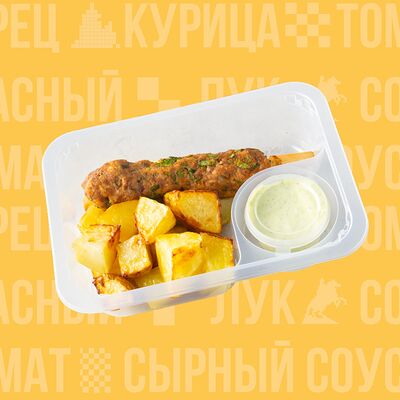 Люля-кебаб с запеченным картофелем картофелем и фирменным соусом в VЛАVАШЕ по цене 350 ₽