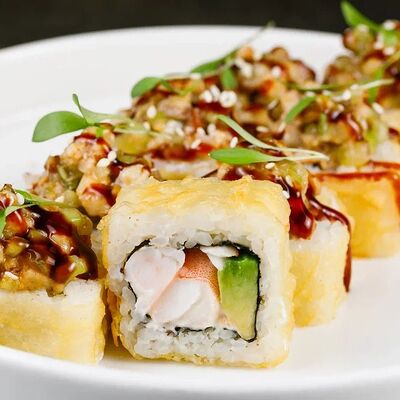 Хрустящий ролл с креветками и угрём в Пхипхи по цене 750 ₽