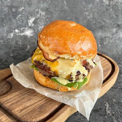 Бургер с мраморной котлетой и беконом в The Legend 84 по цене 960 ₽