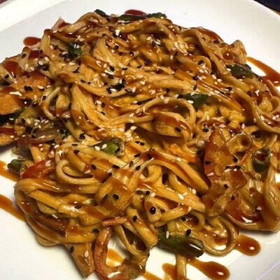 Wok с курицей в сливочном соусев Два брата по цене 399 ₽