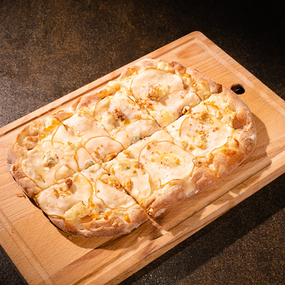 Римская пицца Груша и горгонзола в Фабрика по цене 720 ₽