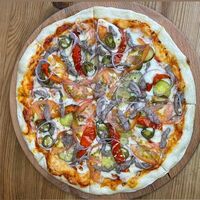 С телятиной, пицца на толстом тесте в Chilli grilli