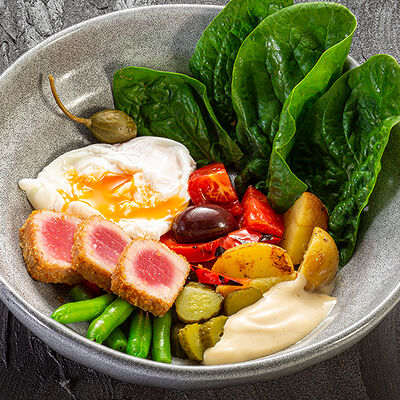 1/2 Салат с тунцом и яйцом пашот в Goodman по цене 490