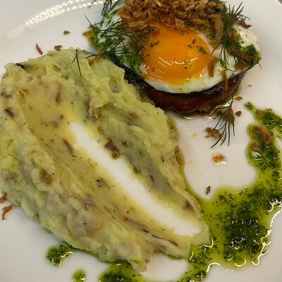 Бифштекс из свинины и говядины с пюре в Геология по цене 600 ₽