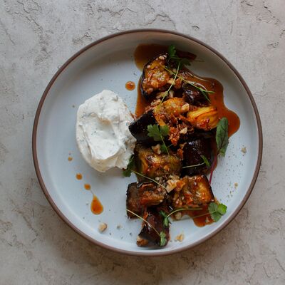 Запеченные баклажаны с творожным кремом и мятой в Лали Бистро по цене 570 ₽