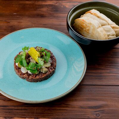 Тартар из говядины, трюфельный майо, чиабаттав Трактир Колесо по цене 781 ₽