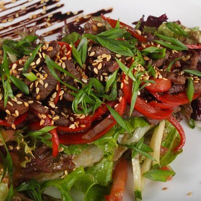 Салат Тайский с говяжьей вырезкой в Мансарда по цене 890 ₽