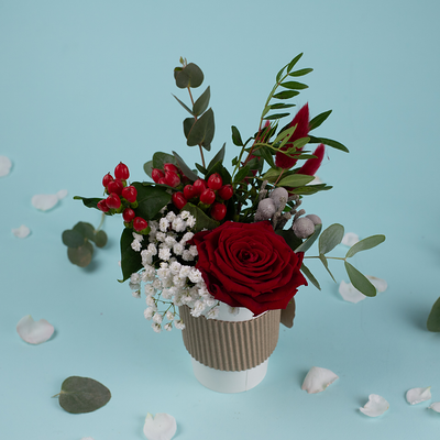 Букет цветов Красная роза с ягодами в стаканчике в Пышно Расцвели по цене 2000 ₽